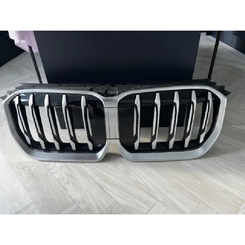 جلو پنجره بی ام و X1